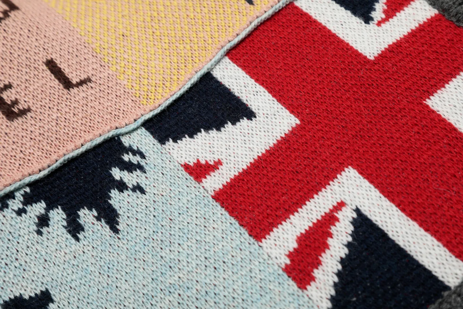 Vivi132 vivienne west wood 24th autumn and winter red label show heavy industry splicing pattern cardigan full of design sense Queen Mother of the West Vivienne heavy industry show limited cardigan knitted sweater wool 2024 autumn latest style Size: S -M- L Color: uniform color